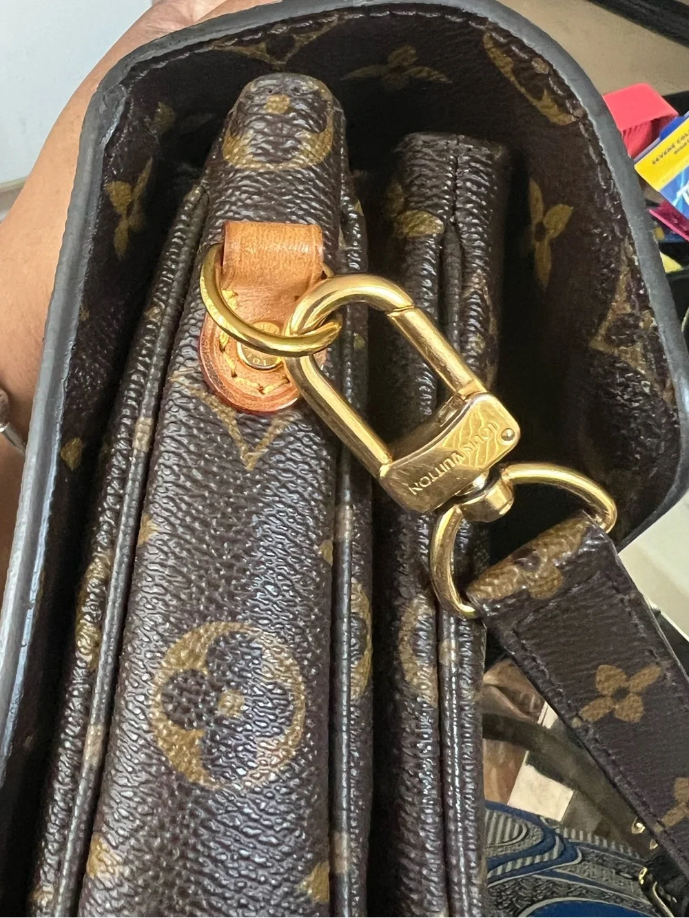 100% Authentic Louis Vuitton Pouchette Metis in monogram canvas